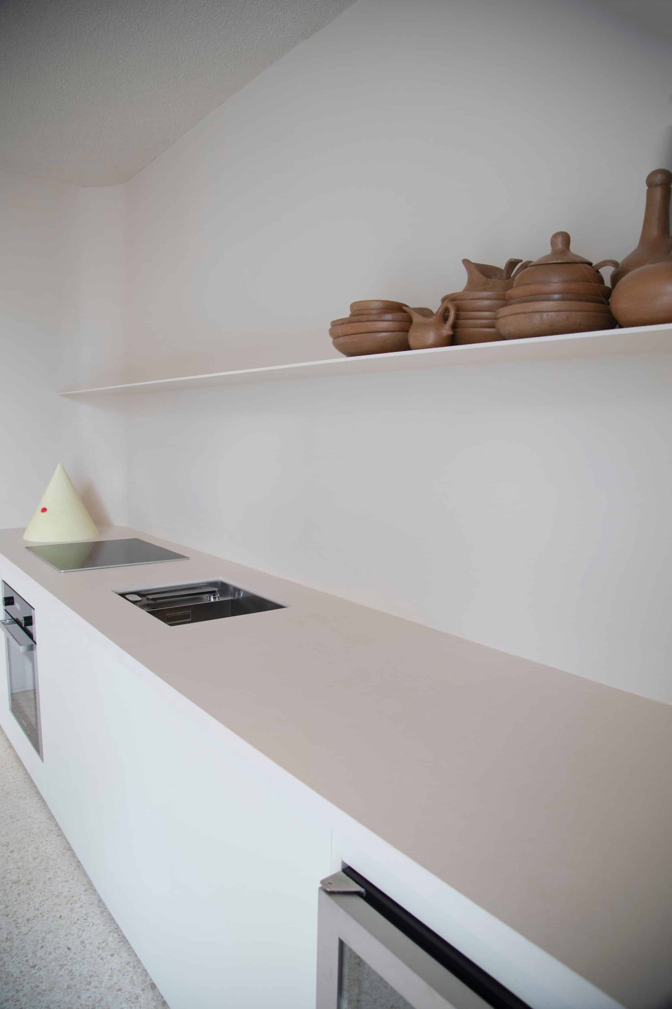 Plan de travail en dekton aeris dans une cuisine claire