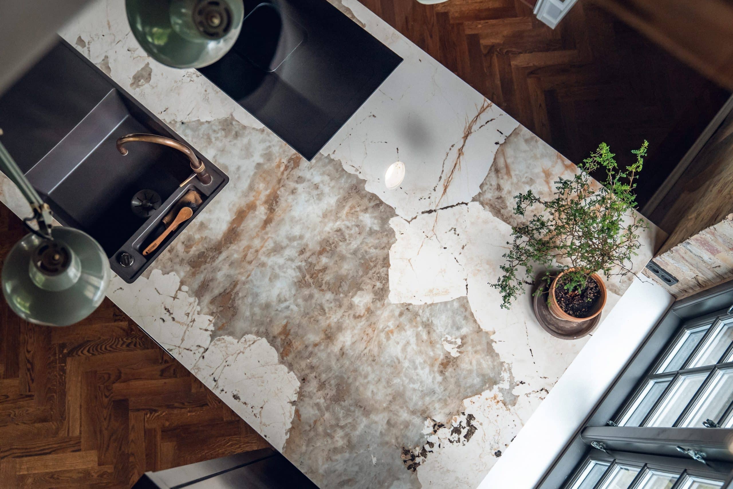 Plan de travail en granit dekton khalo avec un évier et une plaque de cuisson vu du dessus