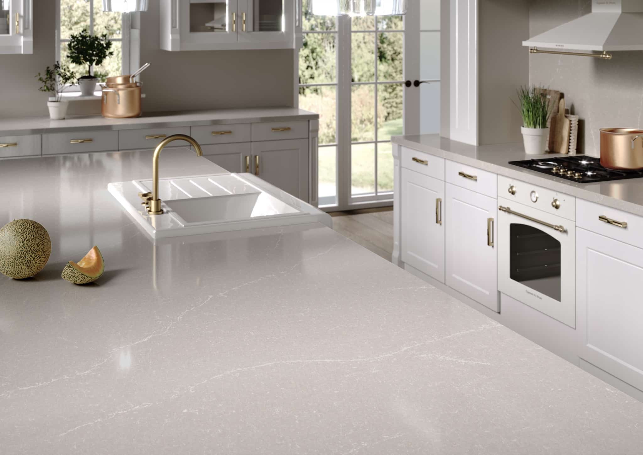 Plan de travail de marbre blanc desert silver dans une cuisine claire avec des touches dorées