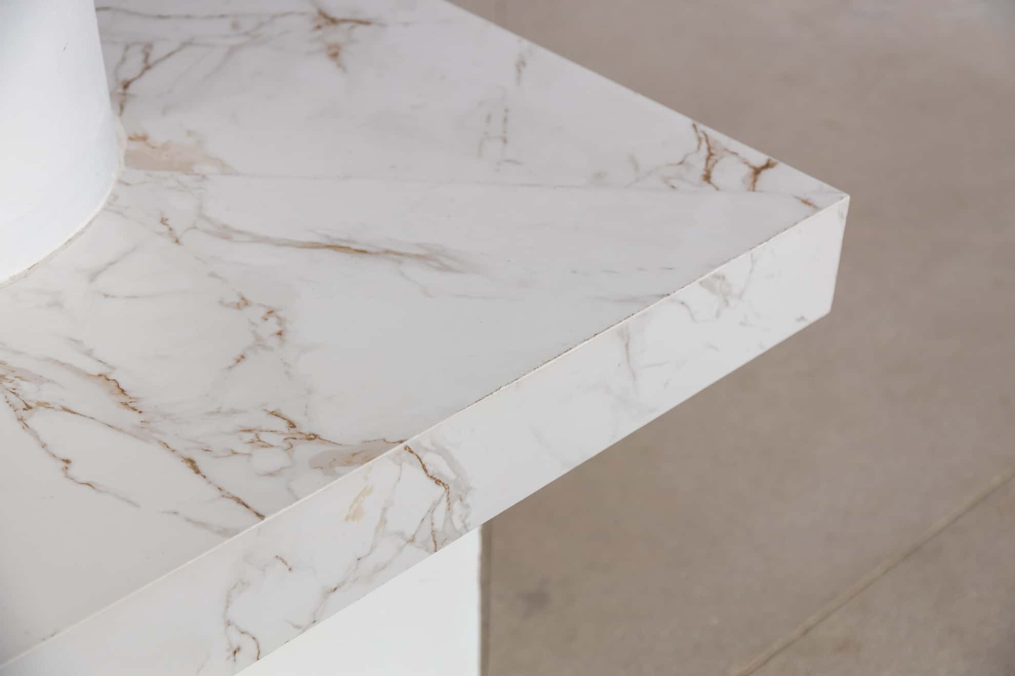 Bordure d'un plan de travail en pierre naturelle blanche Dekton Entzo