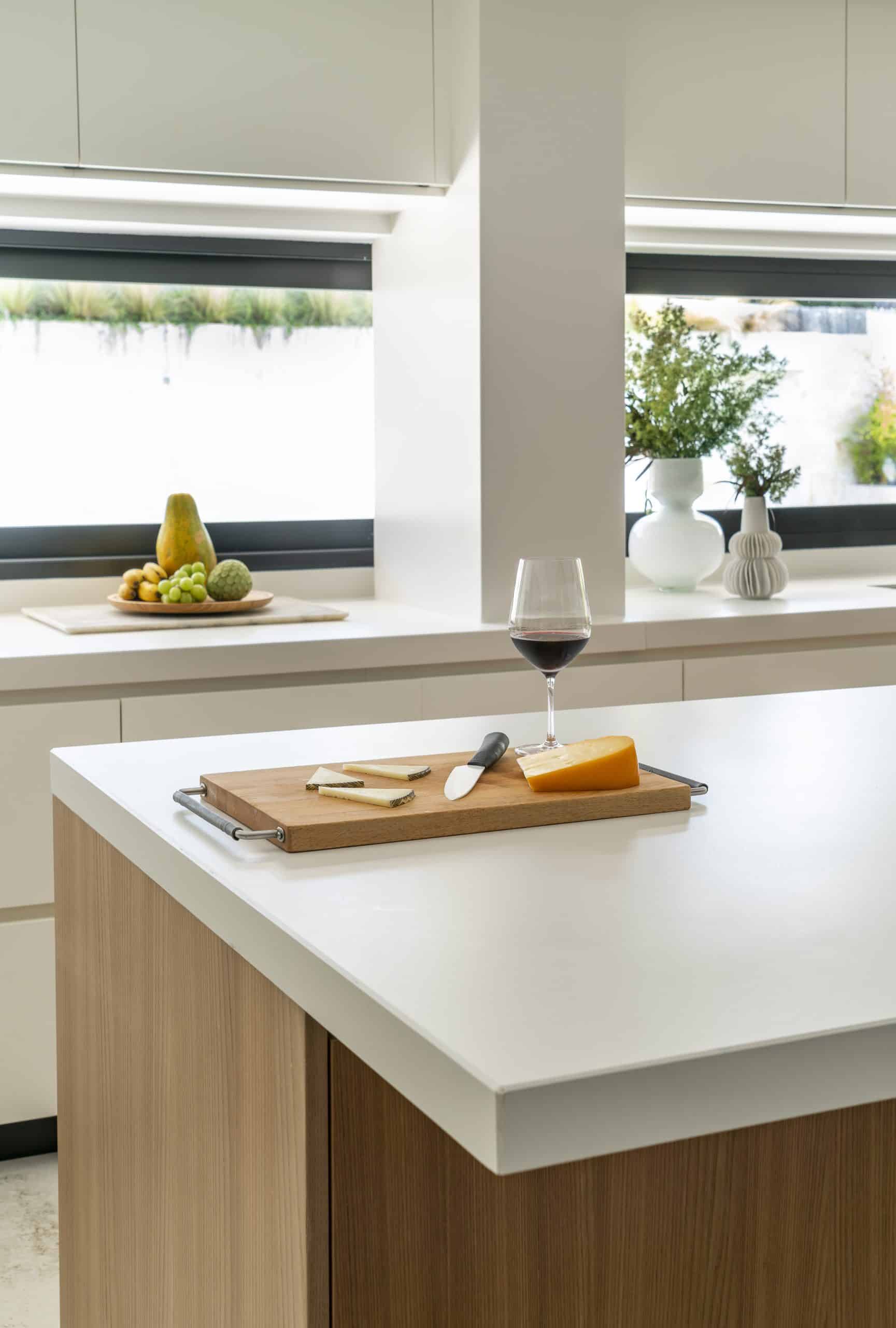 Plan de travail en silestone blanco zeus dans une cuisine éclairée et moderne