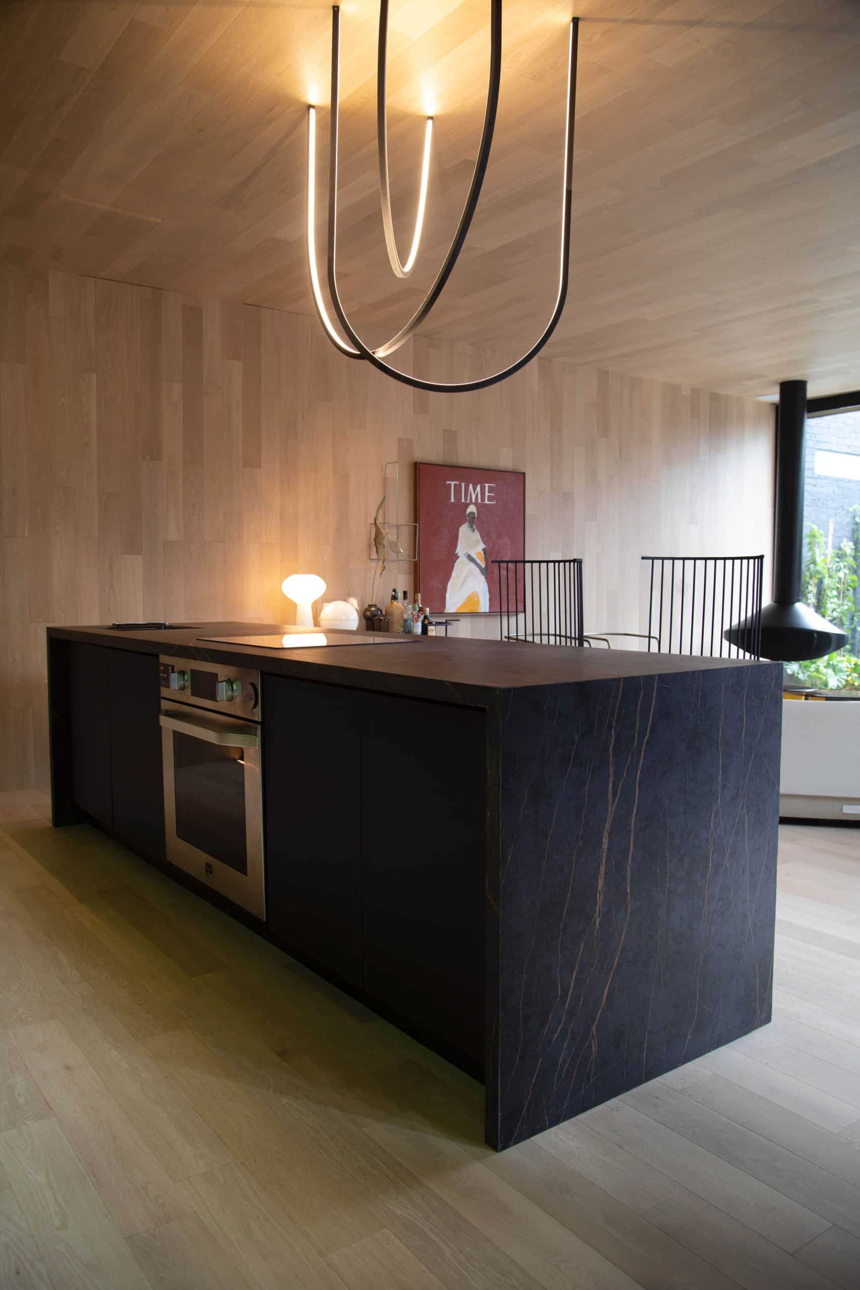 Plan de travail en Dekton Laurent avec un four incrusté et une plaque de cuisson