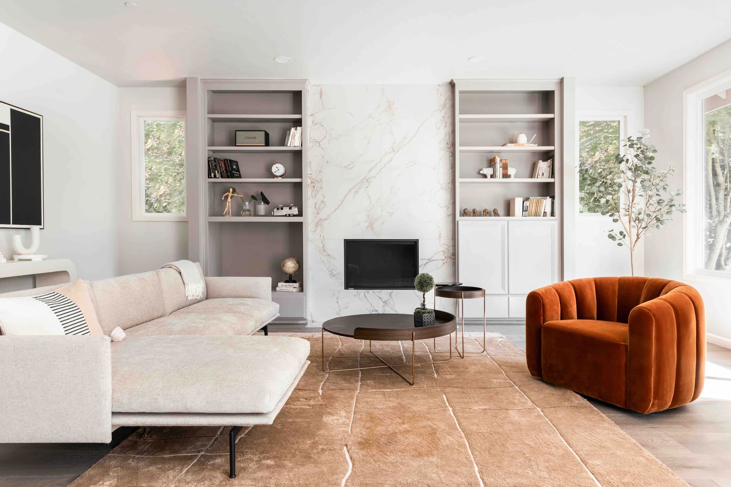 Façade en pierre naturelle dekton entzo dans une pièce design avec un canapé et un fauteuil de créateur