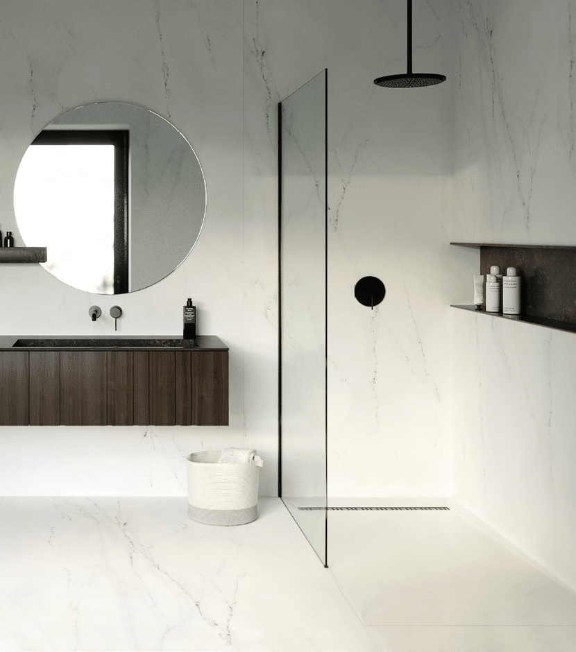 Salle de bain avec des murs et un sol en Dekton Aeris