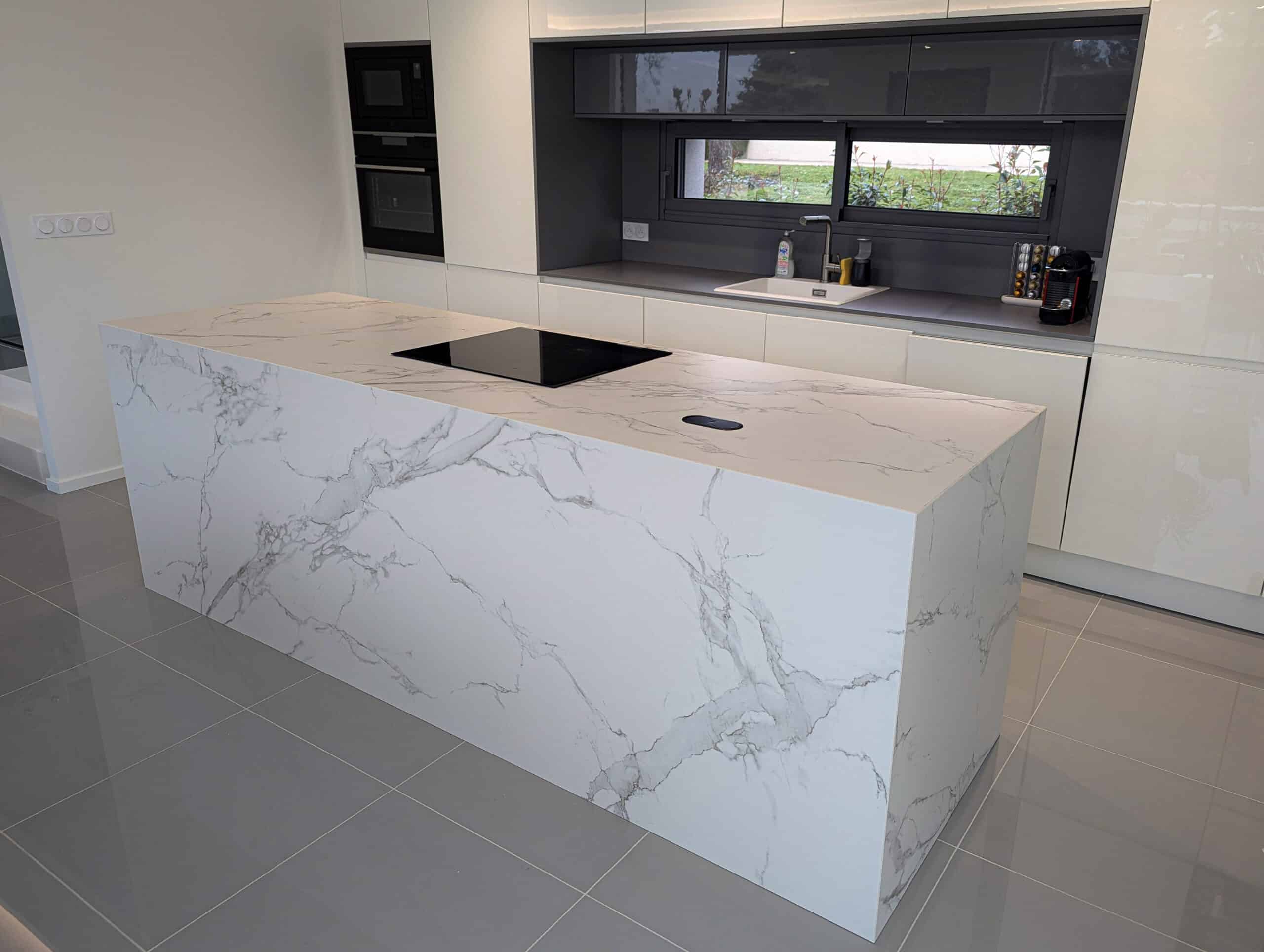 Îlot central de cuisine en Dekton Aura