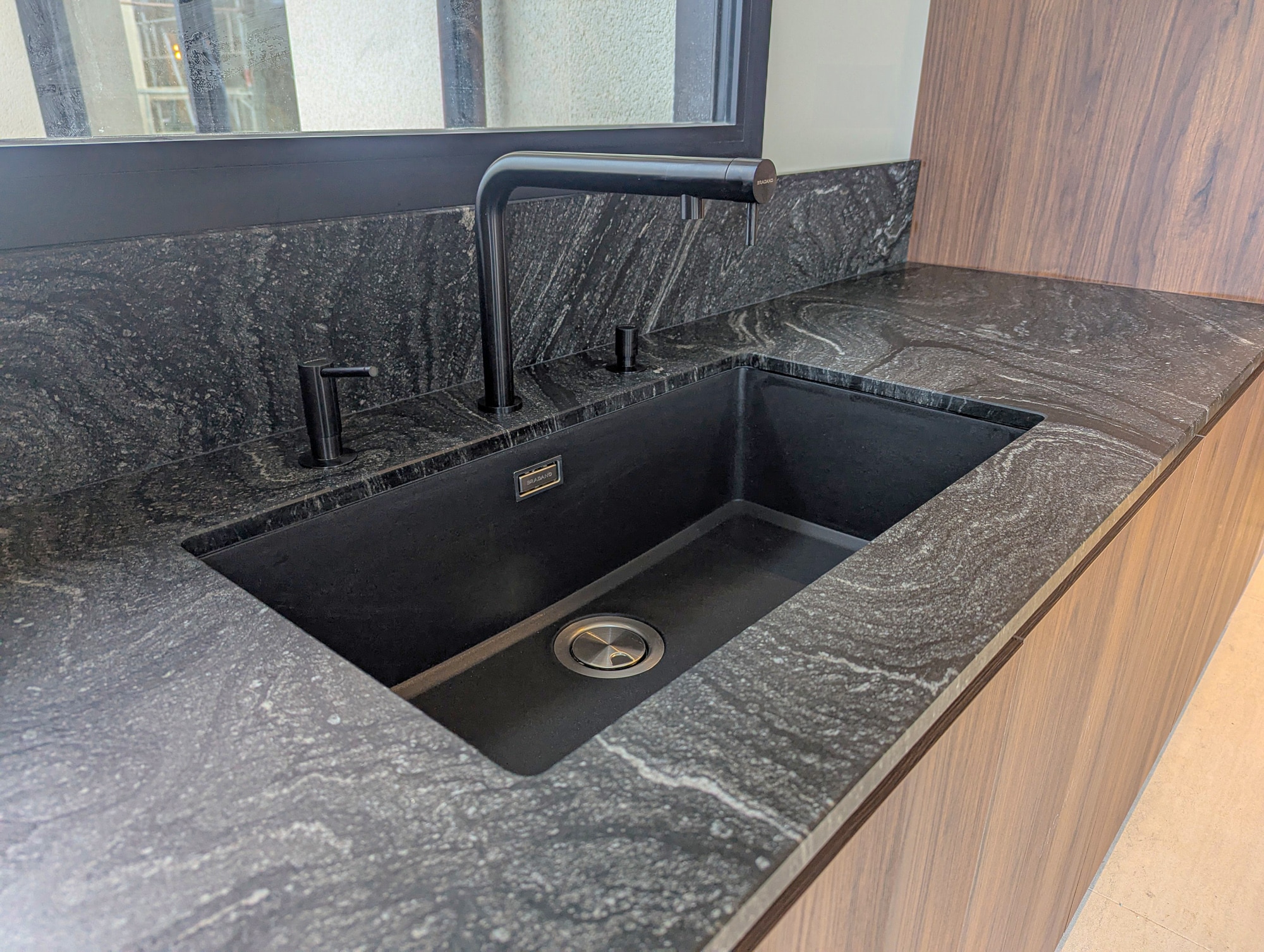 Plan de travail en granit Black Thiera avec évier