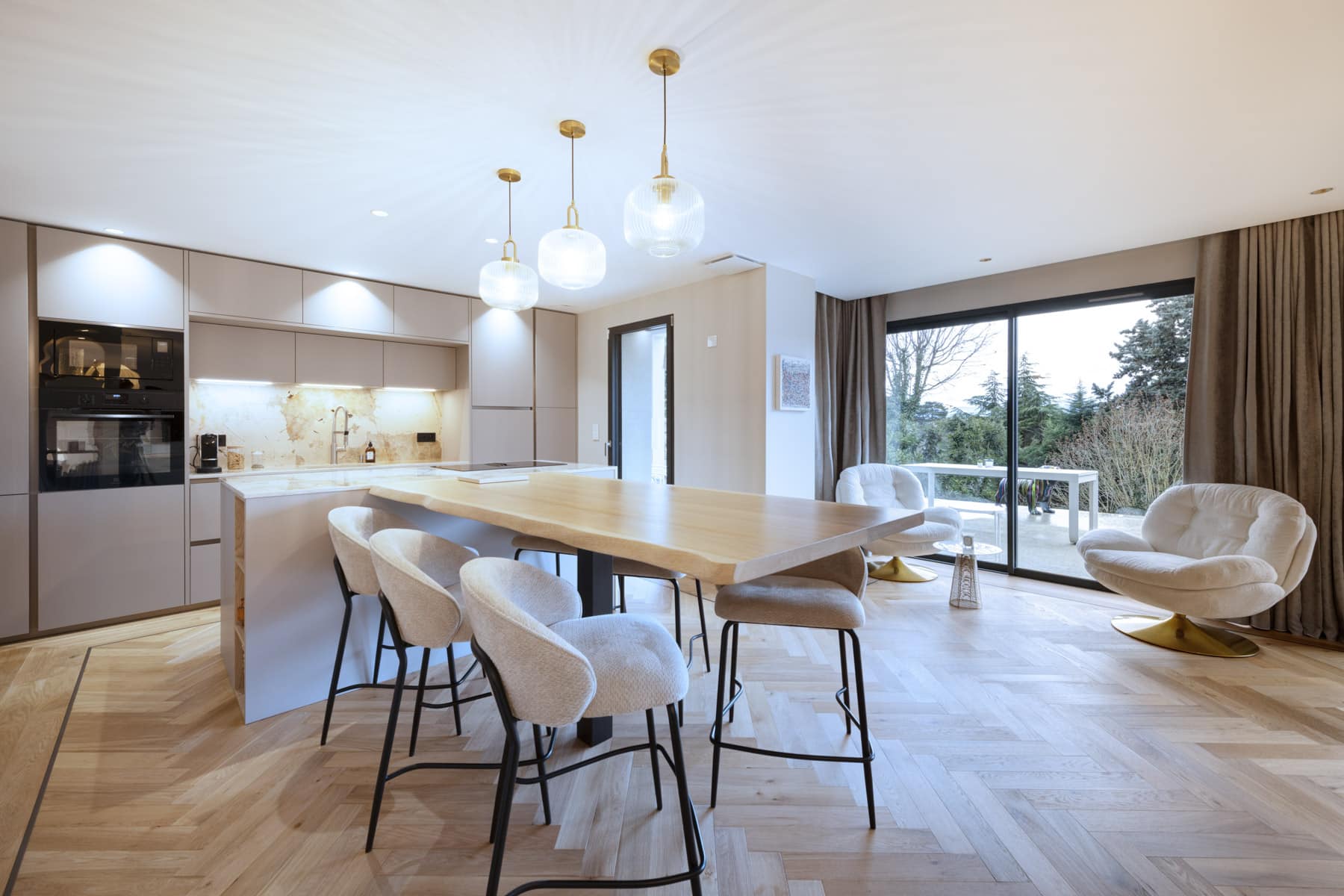 Cuisine avec des plans de travail en Dekton Khalo