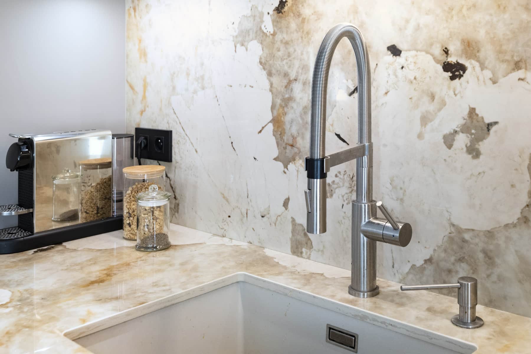 Évier incrusté dans un plan de travail en Dekton Khalo
