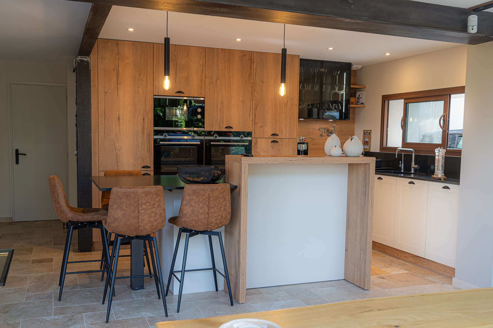 Cuisine originale en bois, en métal et en pierre naturelle noire