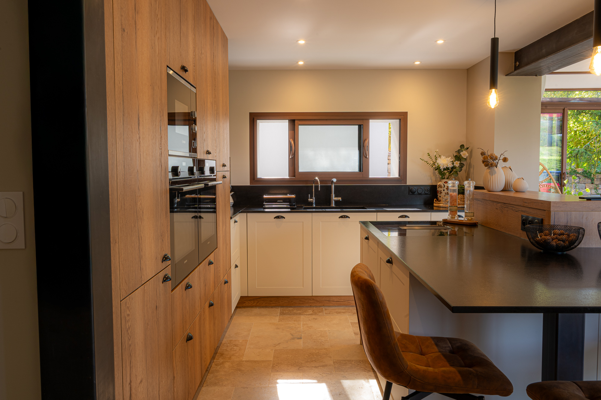 Îlot central en granit avec plaque de cuisson et plan de travail avec évier