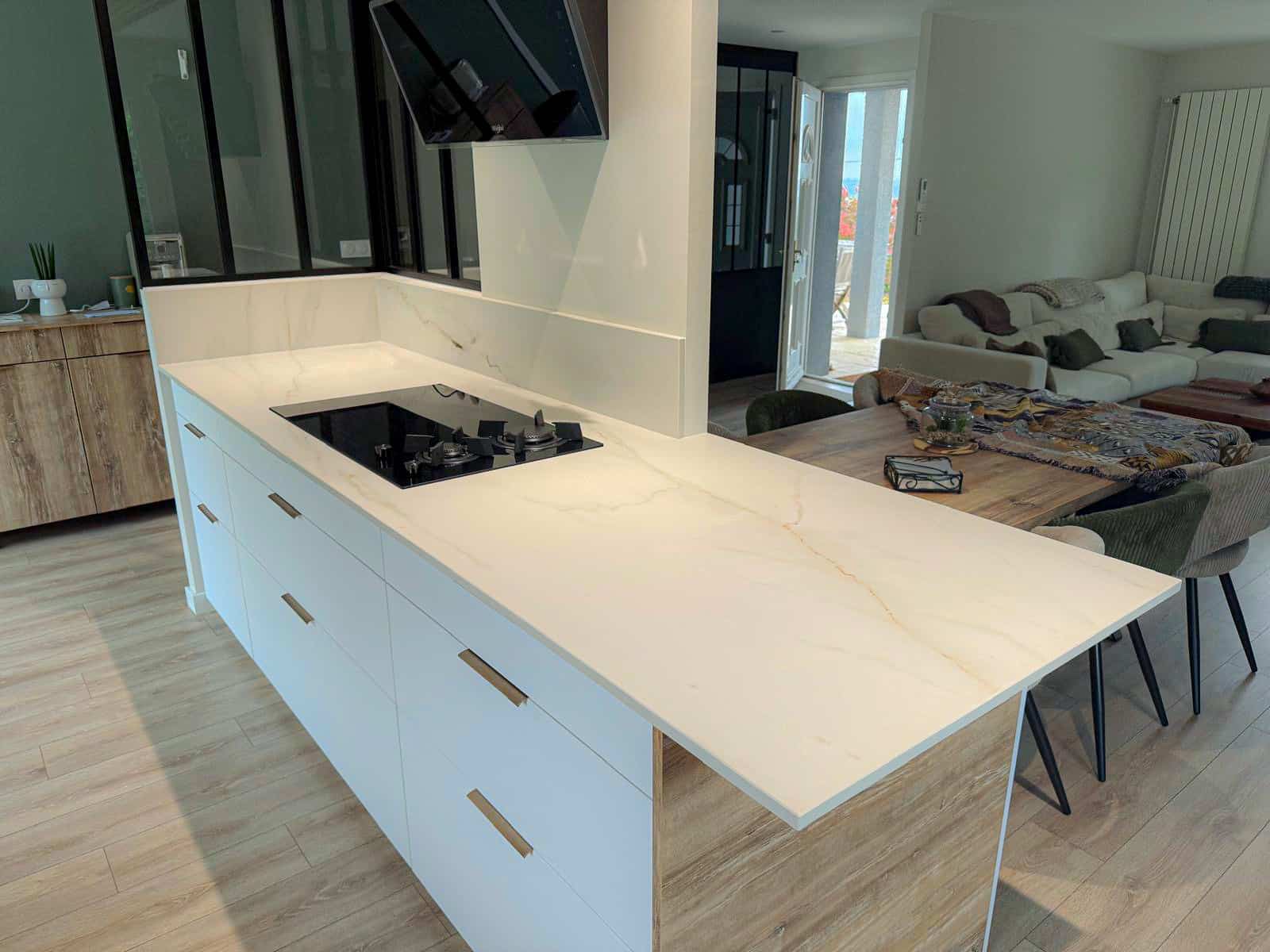 Plan de travail en céramique Laminam marble gold au milieu d'une cuisine claire et moderne