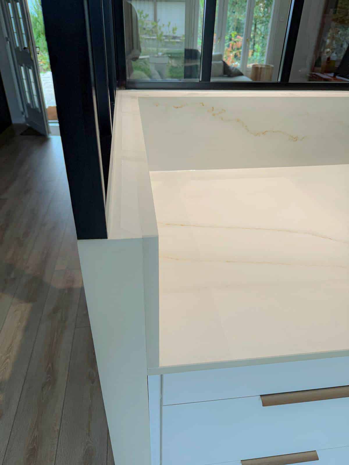 Plan de travail et crédence en céramique Laminam marbre gold