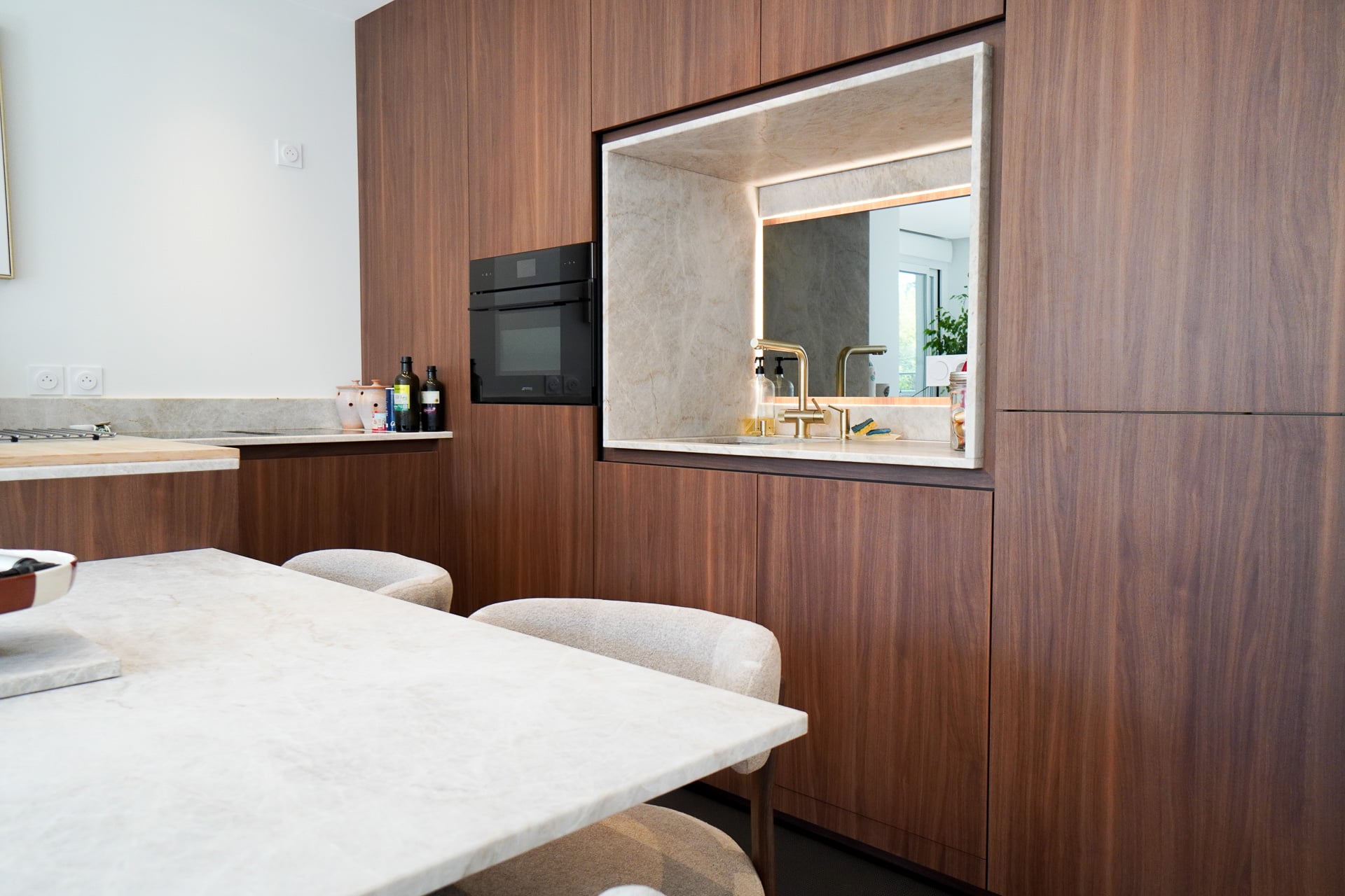 Cuisine avec îlot et plan vasque en pierre naturelle Taj Mahal