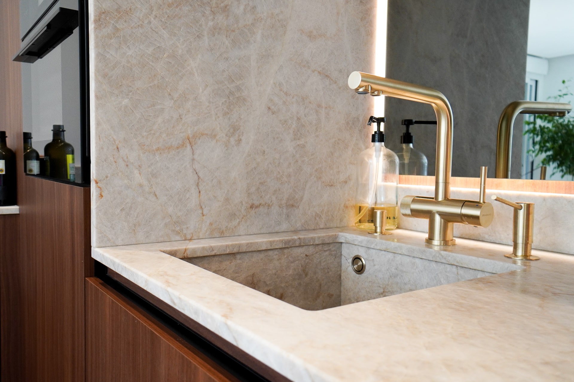 Plan vasque sur mesure en quartzite Taj Mahal dans un encadrement conçu dans le même matériau