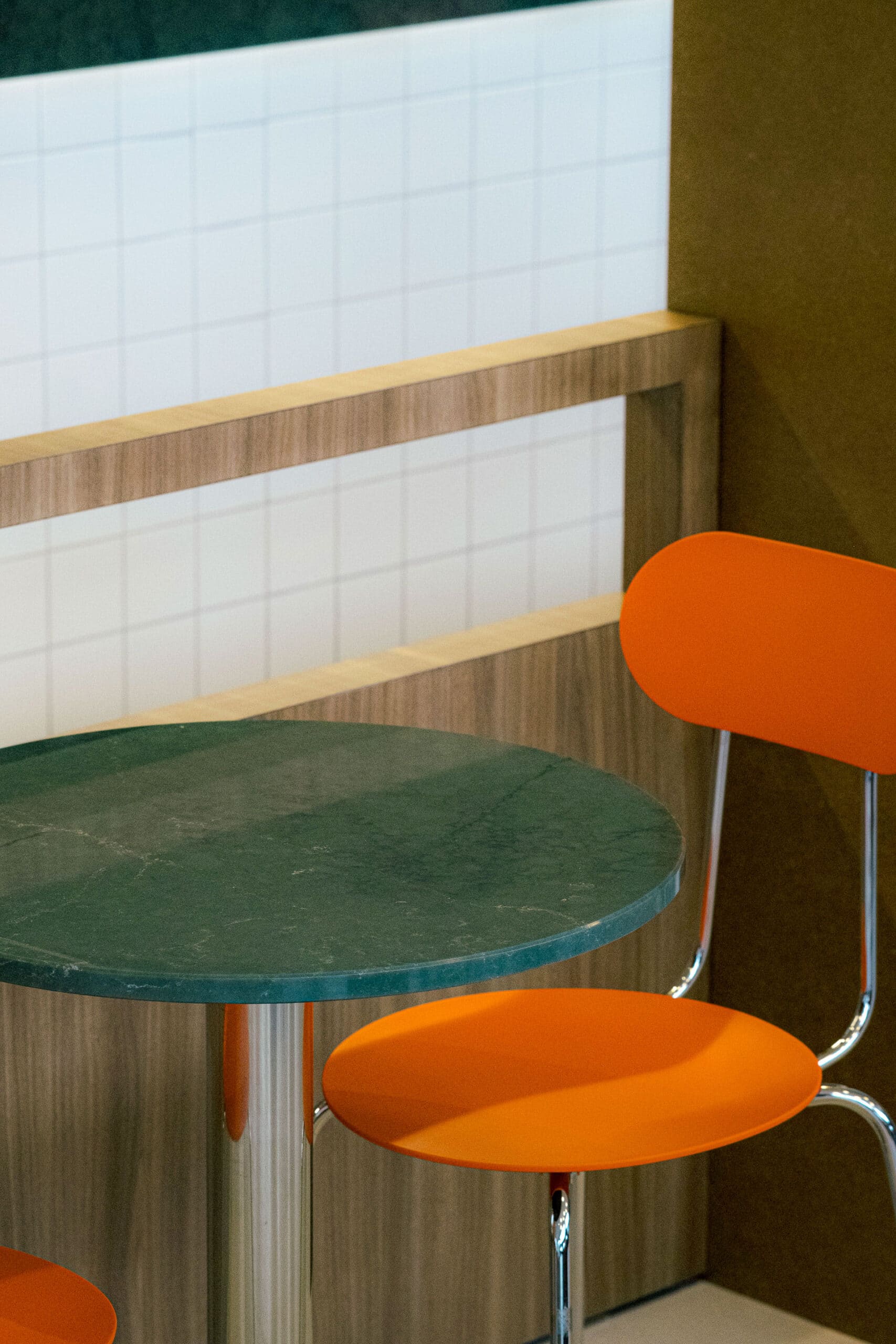 Table sur mesure en matériaux reconstitués avec une chaise orange