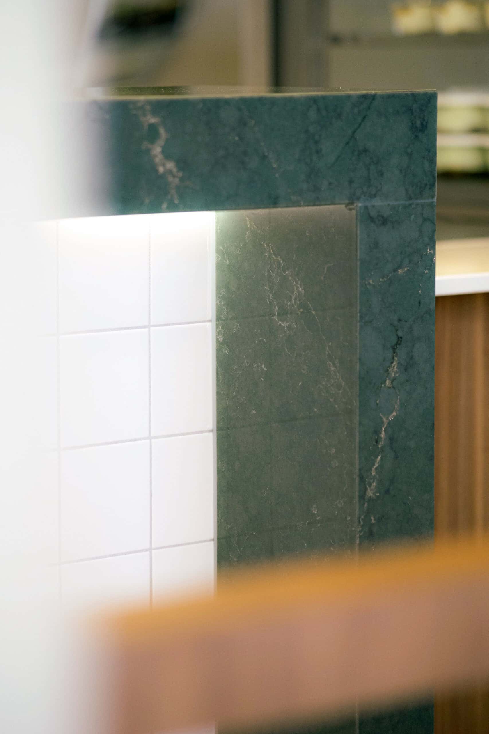 Bar avec retombée en silestone jardin émerald