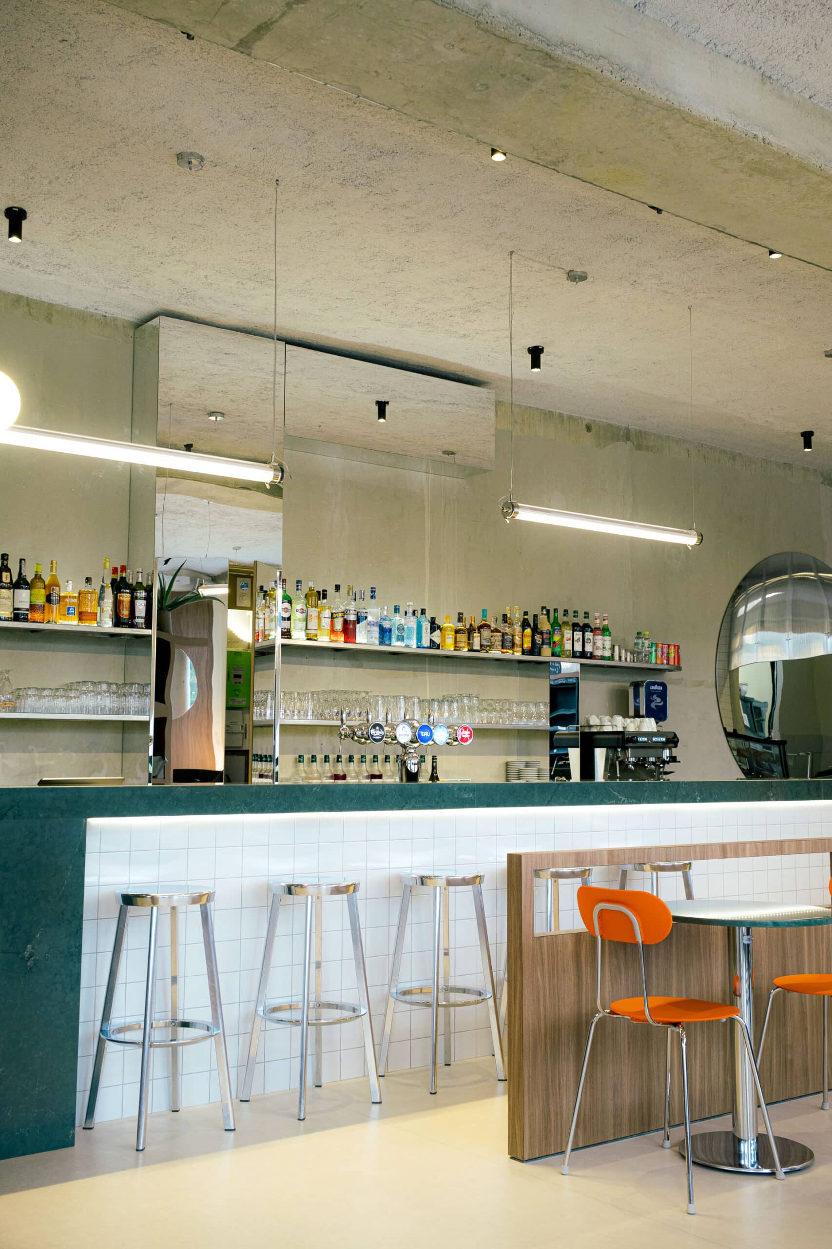 bar vert en silestone de cosentino avec des tabourets en métal