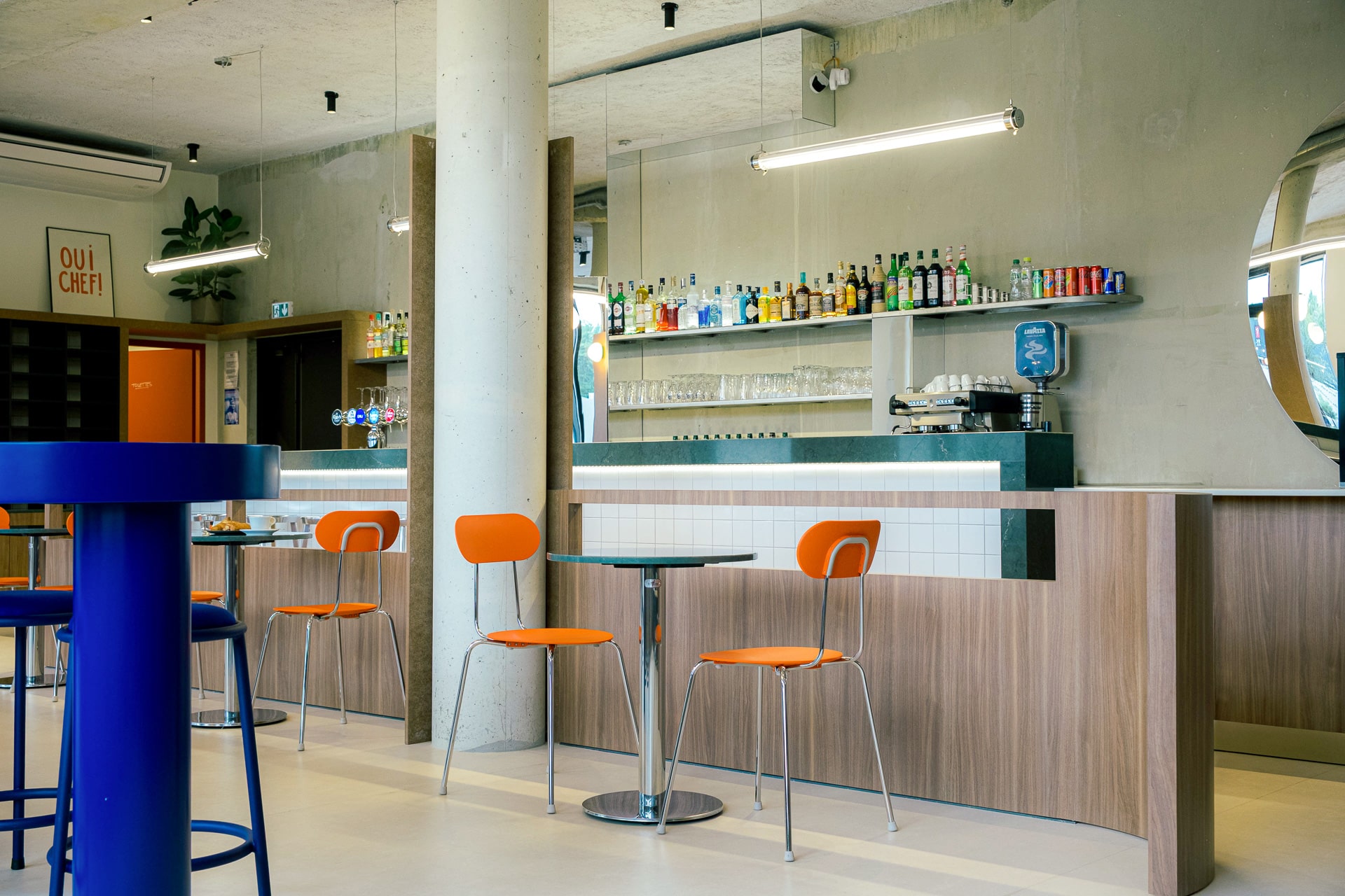 bar et table sur mesure, accompagné de chaises orange