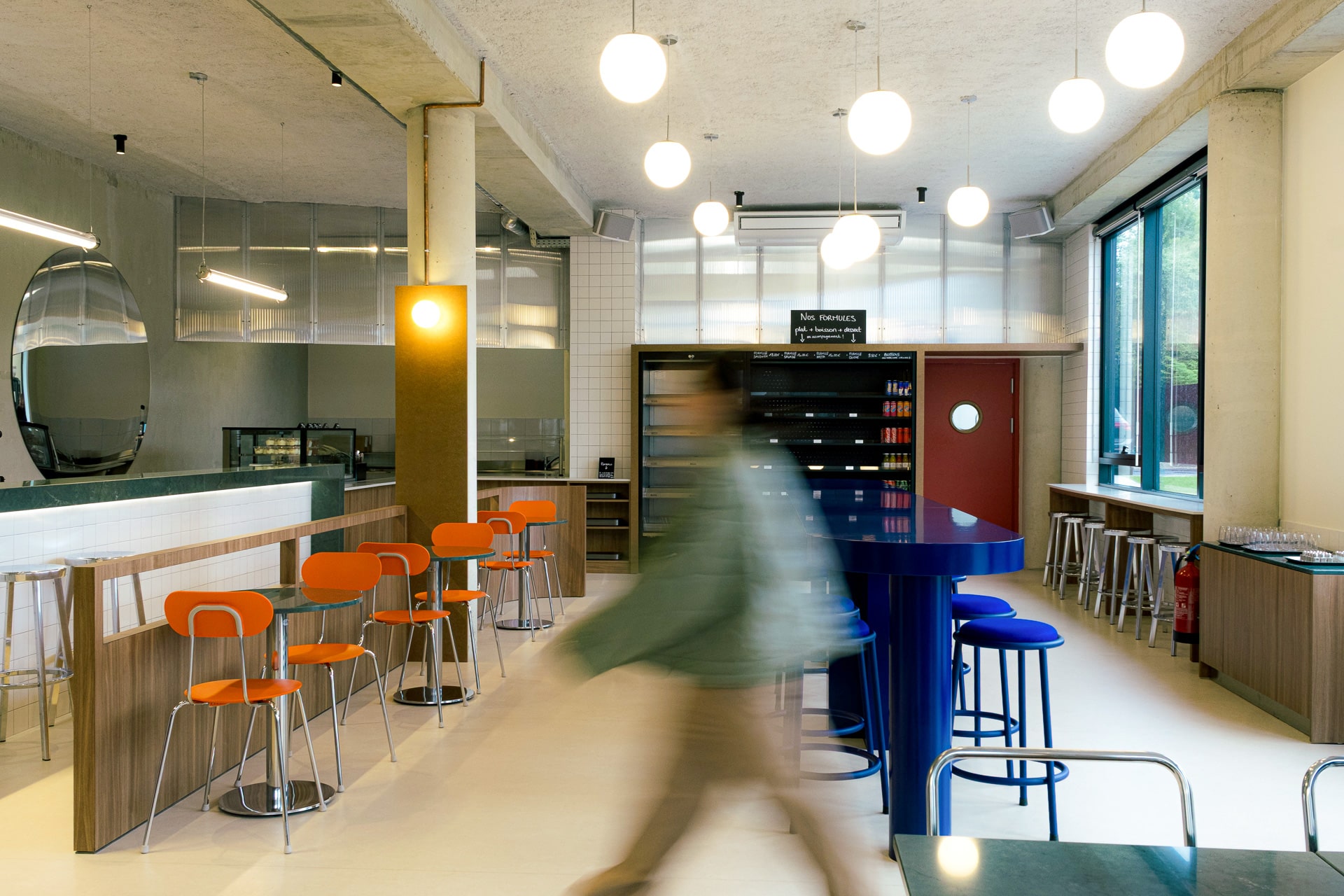 Personne se déplaçant dans un restaurant à Limonest