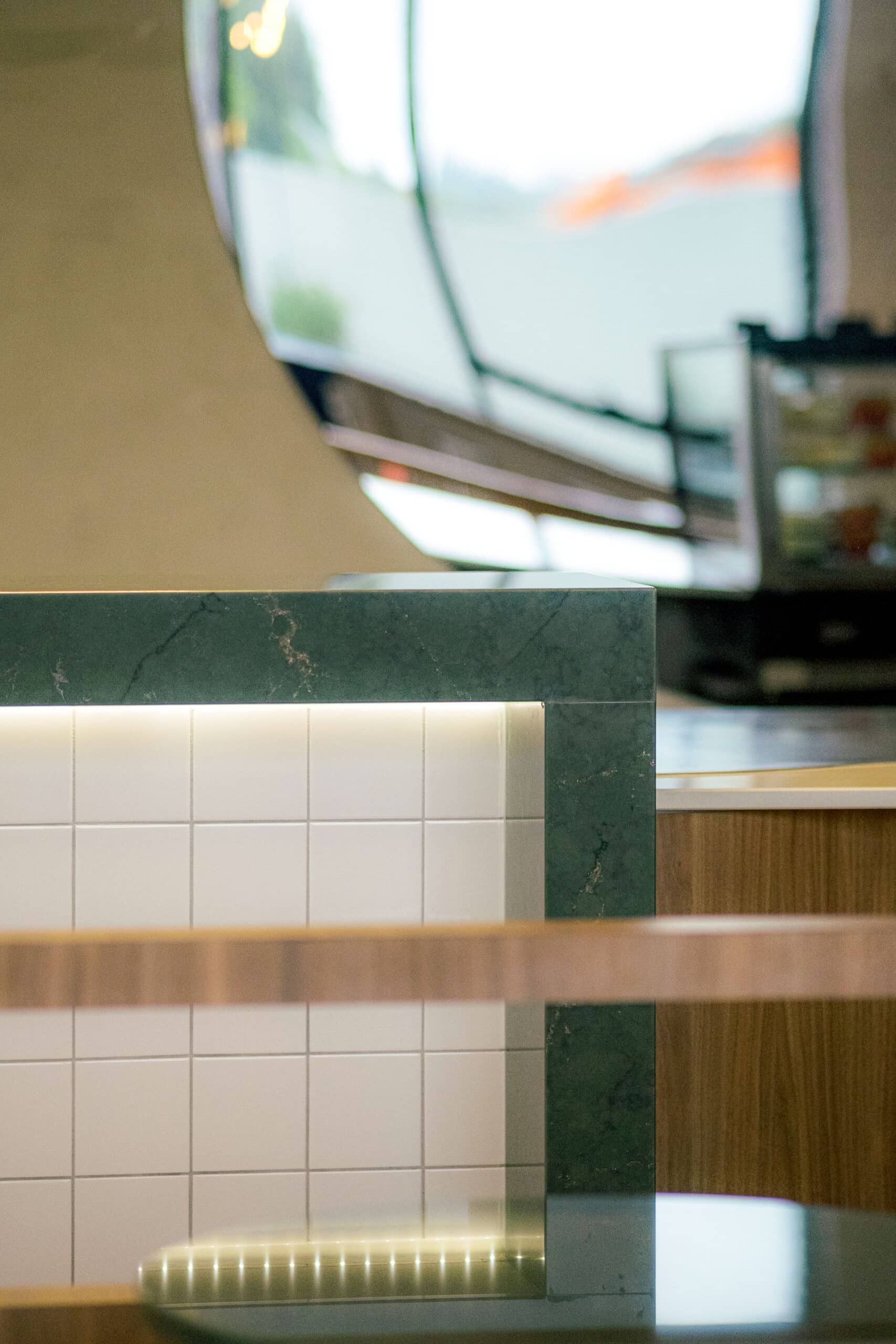 Bar sur mesure avec retombée en quartz jardin emerald