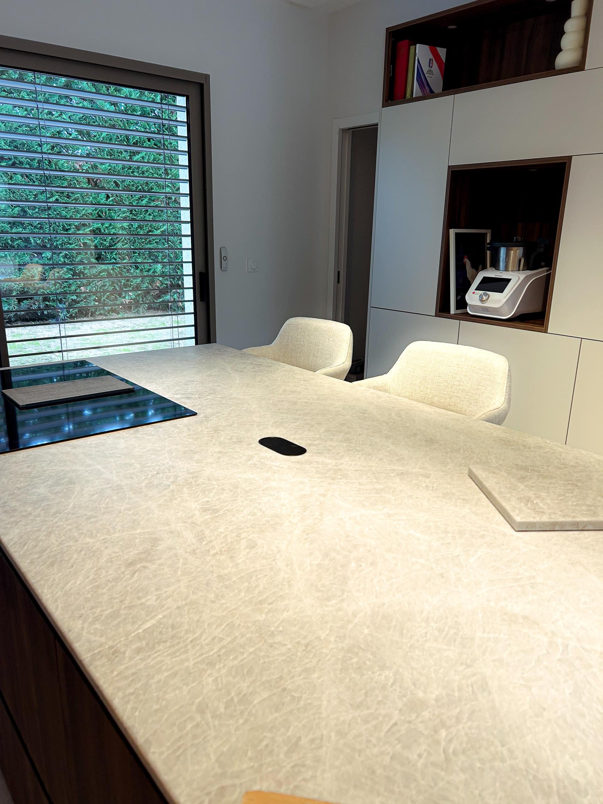 Table sur mesure en quartzite Taj Mahal au coeur d'une cuisine en bois et en meuble clair