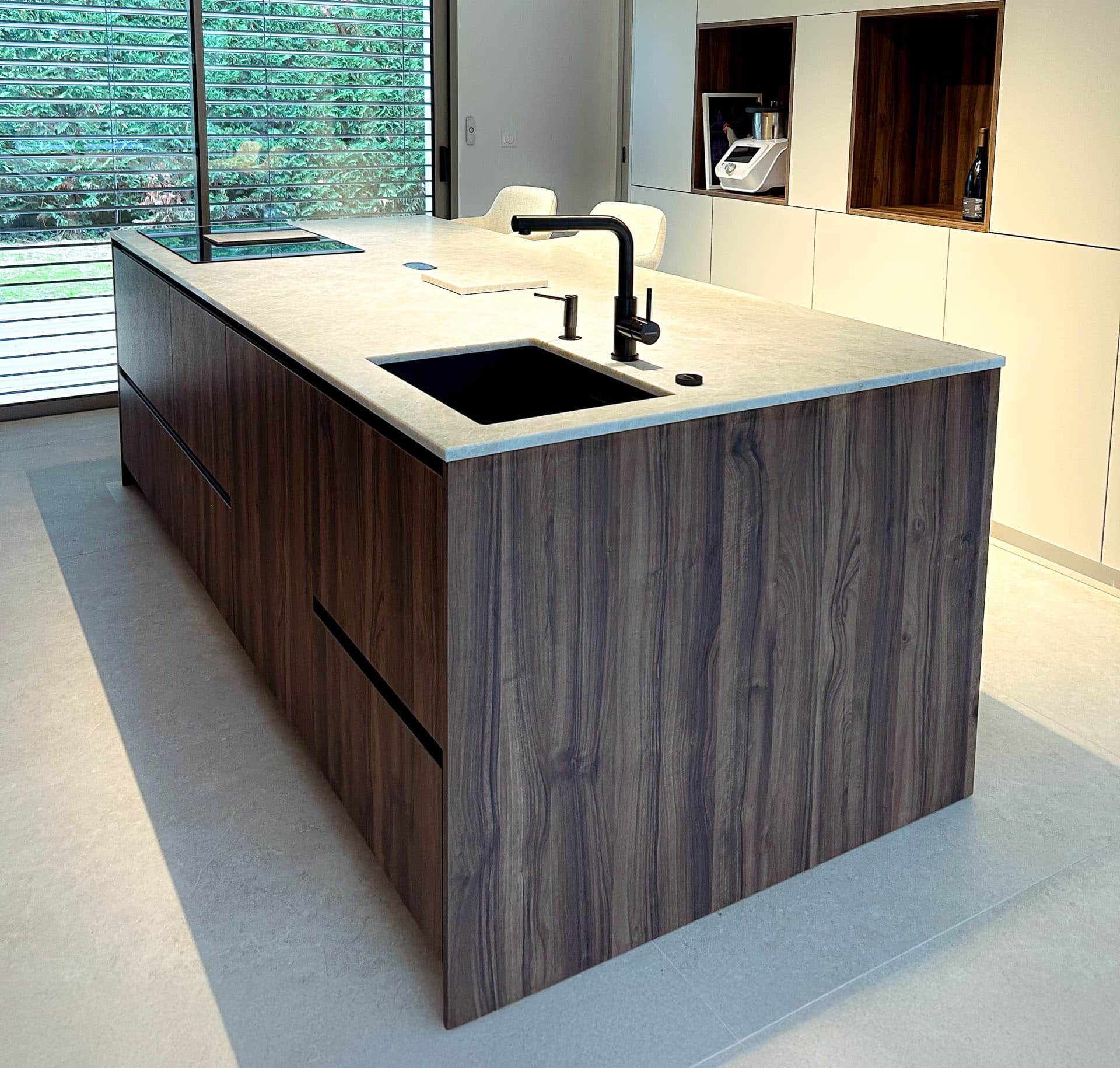 Robinet et évier inclus dans un plan de travail en quartzite Taj Mahal dans une cuisine moderne à Lyon