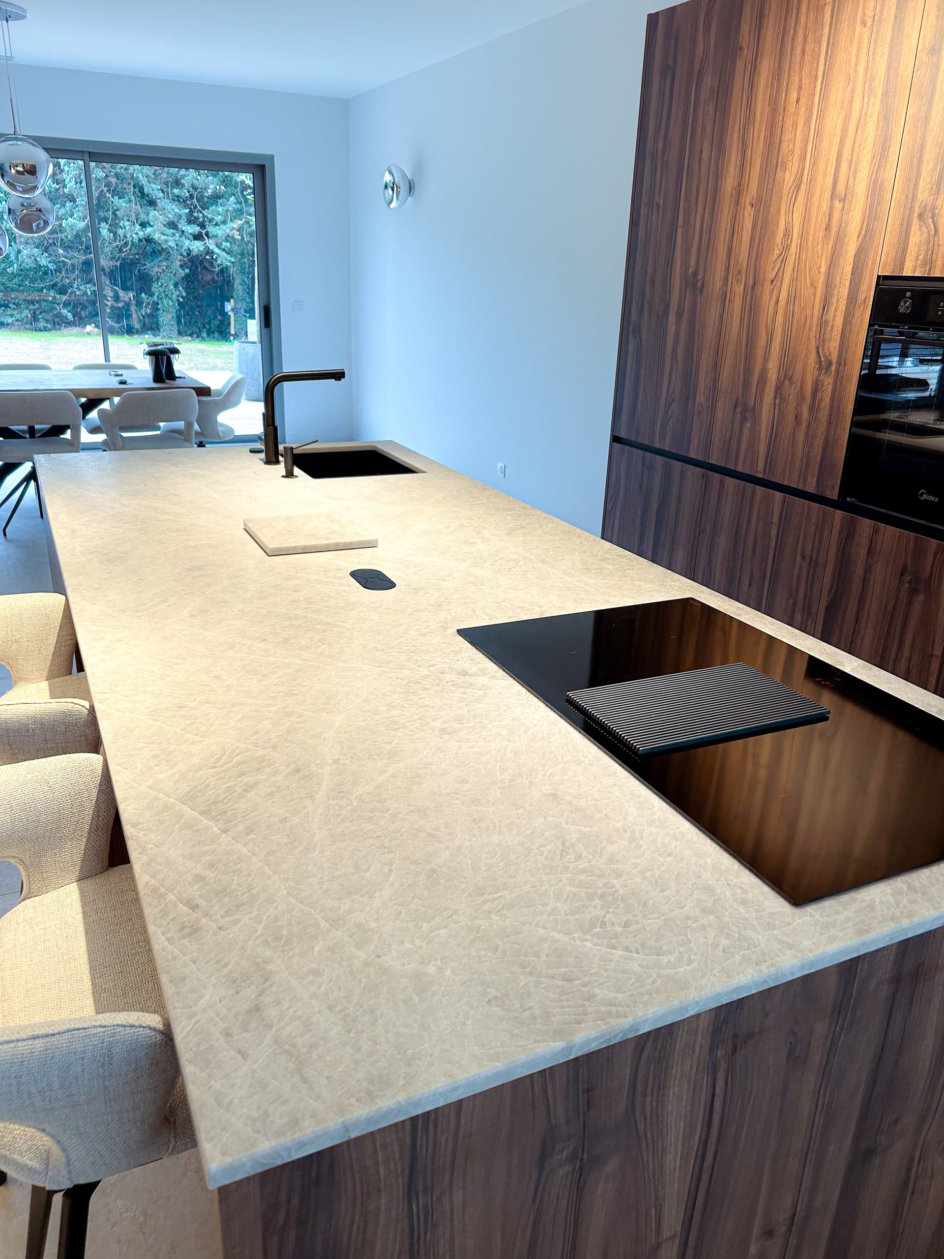 Plaque de cuisson incrustée dans un îlot central en quartzite taj mahal