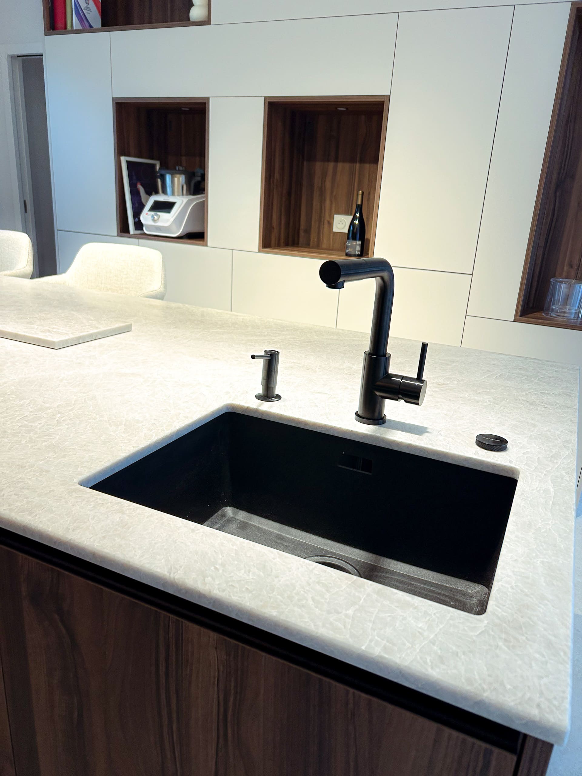 Vasque incrusté dans un plan de travail en quartzite Taj Mahal avec robinet et distributeur à savon