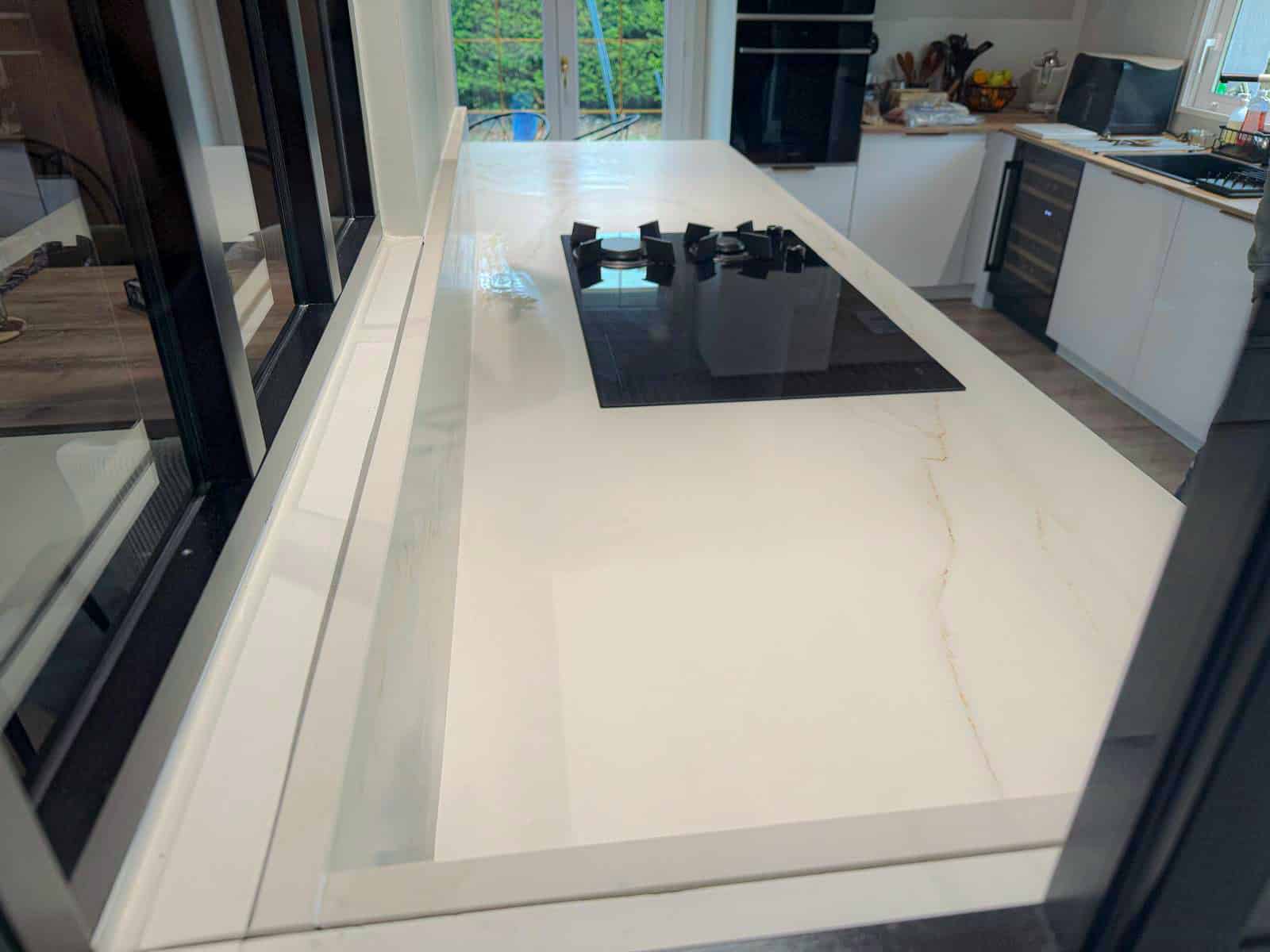 Plan de travail en céramique Laminam marble gold au milieu d'une cuisine claire et moderne