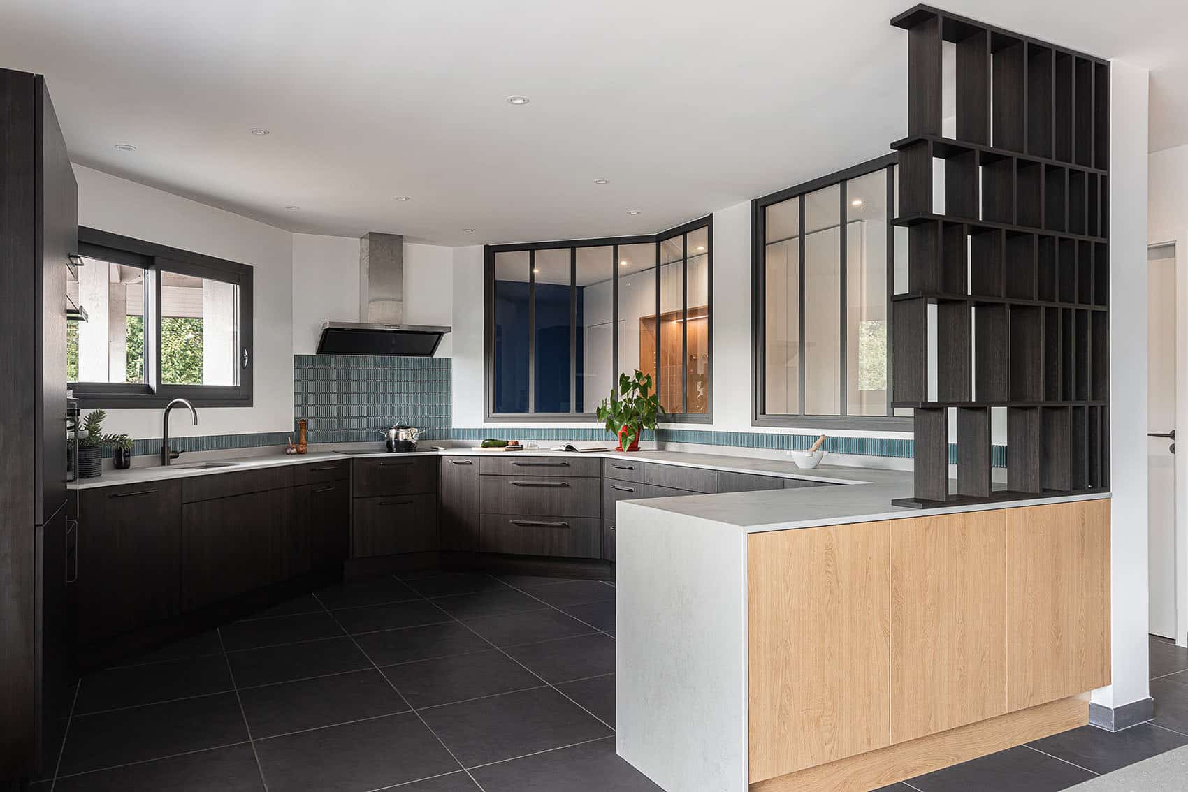 Cuisine moderne en Dekton Kovik avec un large plan de travail et des retombées