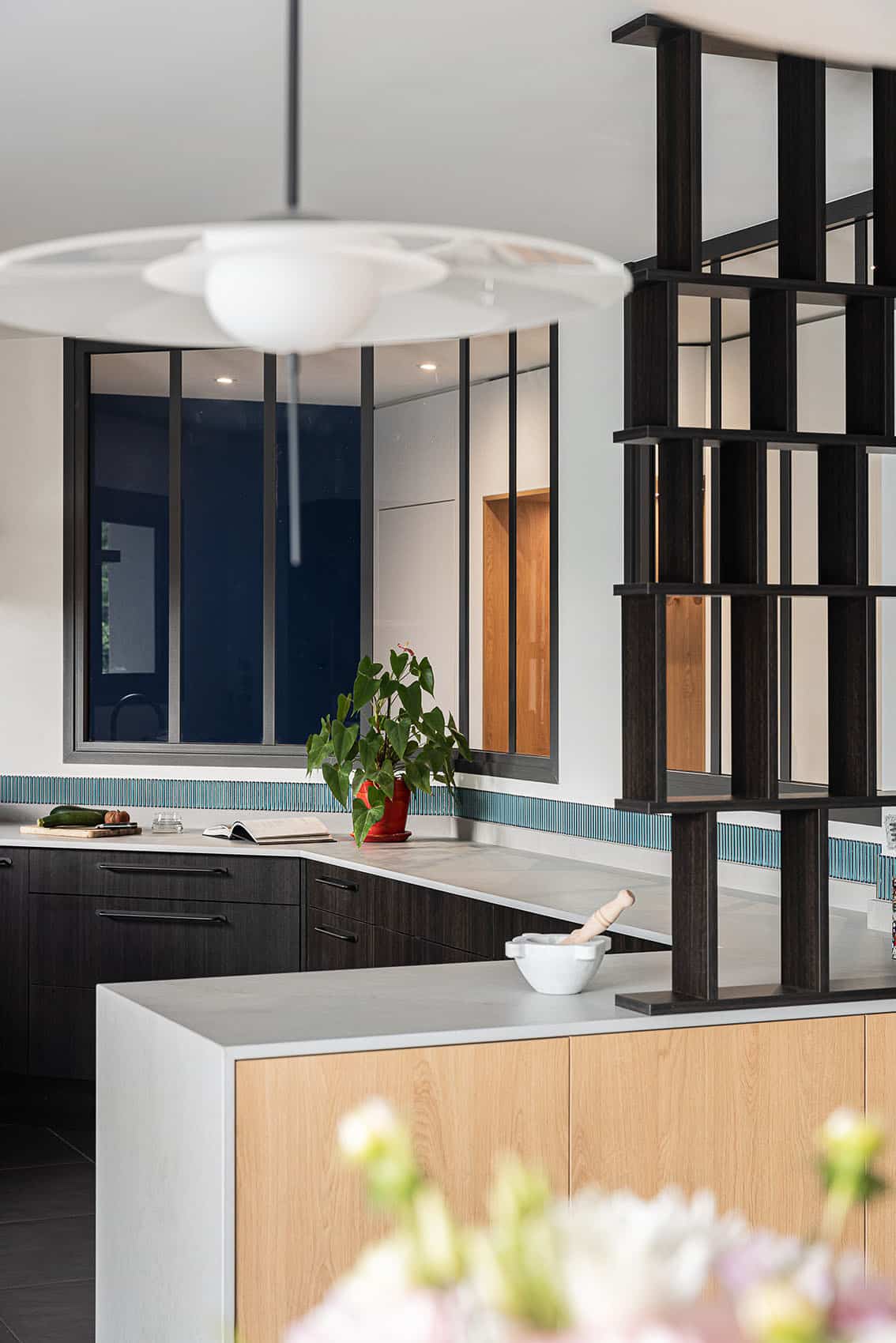 Cuisine moderne en Dekton Kovik avec un large plan de travail et des retombées