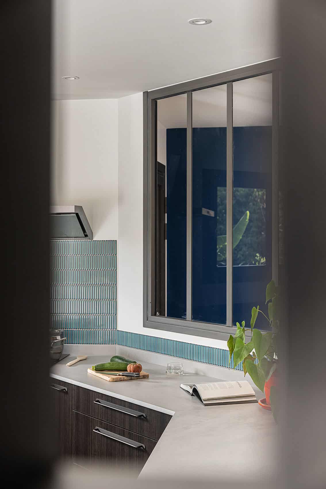 Cuisine moderne en Dekton Kovik avec un large plan de travail et des retombées