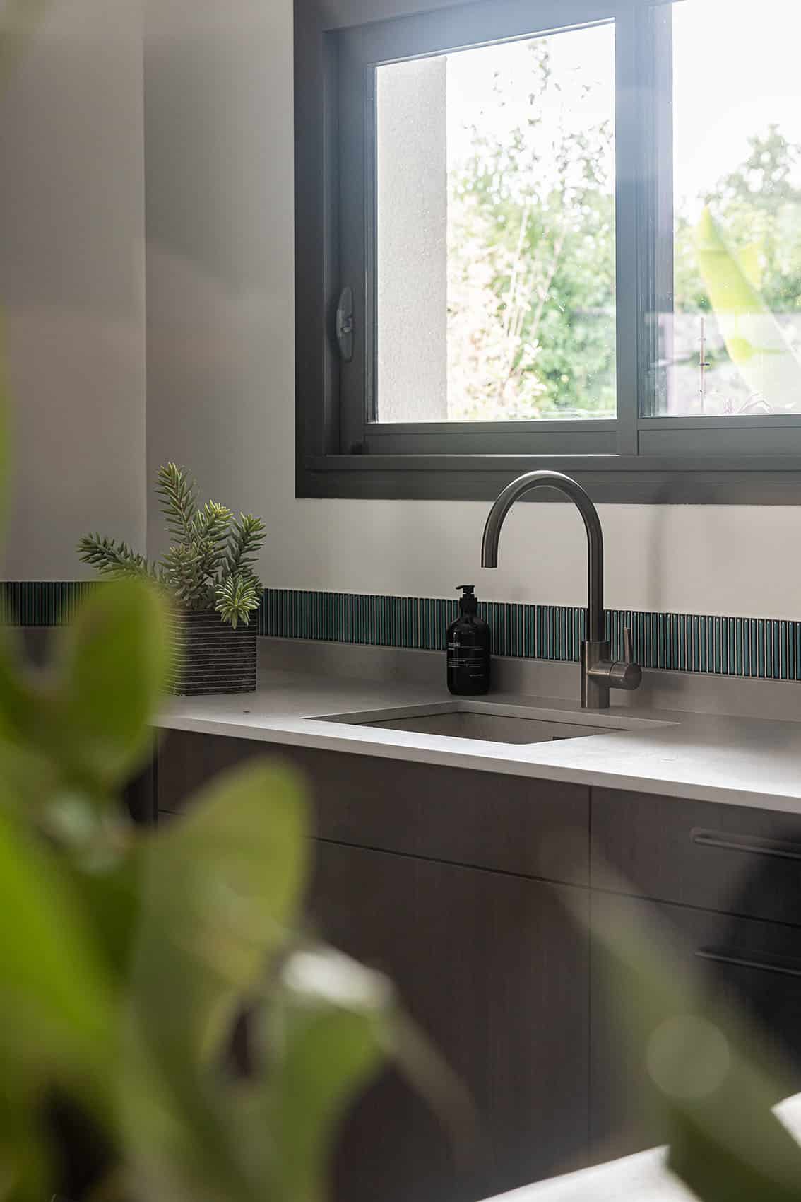 Cuisine moderne en Dekton Kovik avec un large plan de travail et des retombées